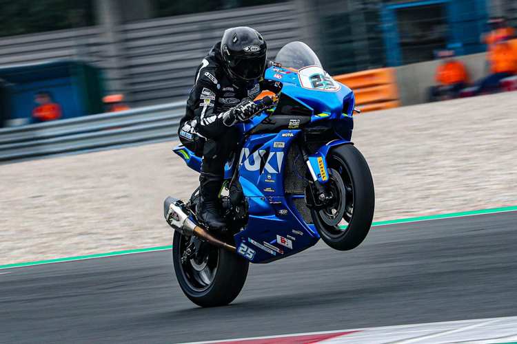 Max Schmidt mit Suzuki Vize hinter BMW-Pilot Nico Thöni