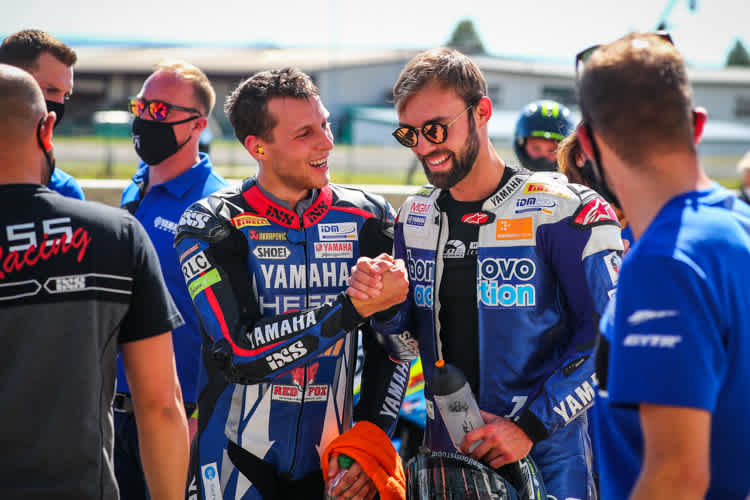 Schmitter gratuliert Folger (v.li.) zum Sieg