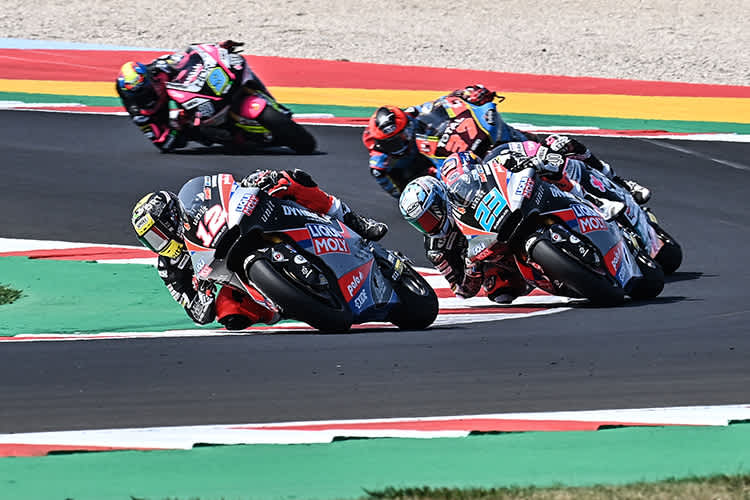 Im Rennen: Tom Lüthi vor Schrötter, der Schweizer wurde Fünfter, der Bayer stürzte