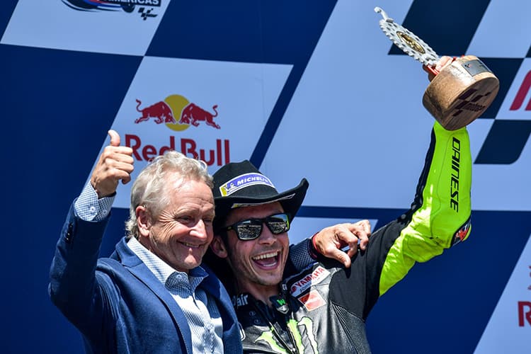 Texas-GP 2019: Kevin Schwantz mit dem Zweitplatzierten Rossi auf dem Podest