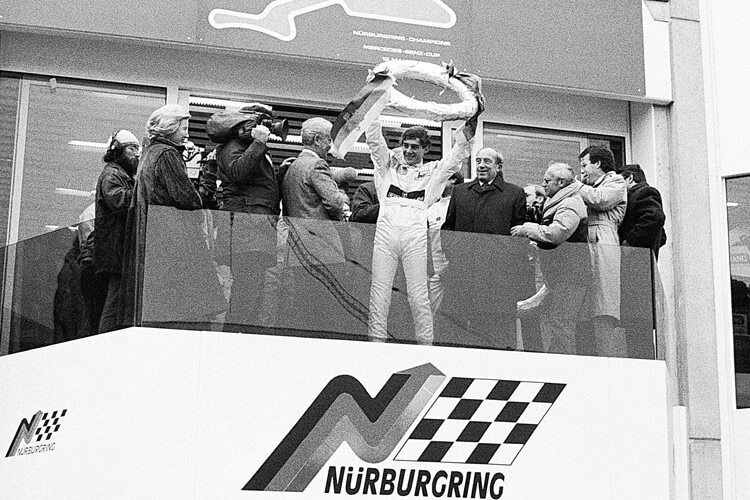 Ayrton Senna jubelt über den Sieg