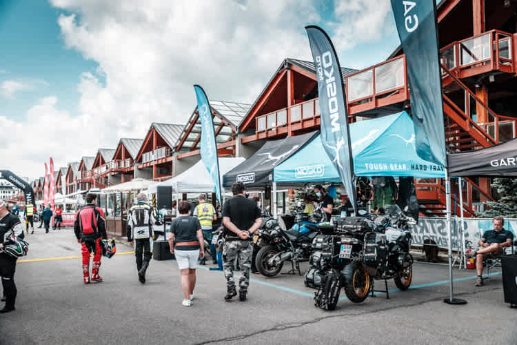 Hard Alpi Village in Sestriere: Schmucke Offroad-Messe mit Probefahr-Gelegenheit auf der Assietta-Kammstrasse 