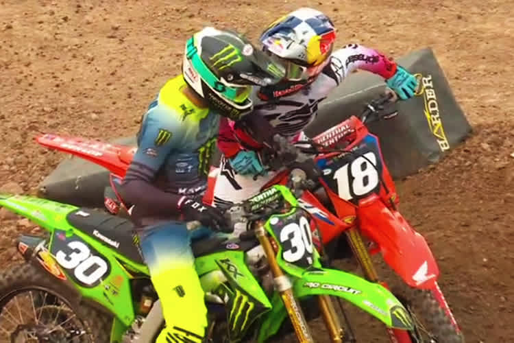 Jo Shimoda (#30) feiert seinen ersten Sieg, Jett Lawrence (#18) gratuliert dem Sieger