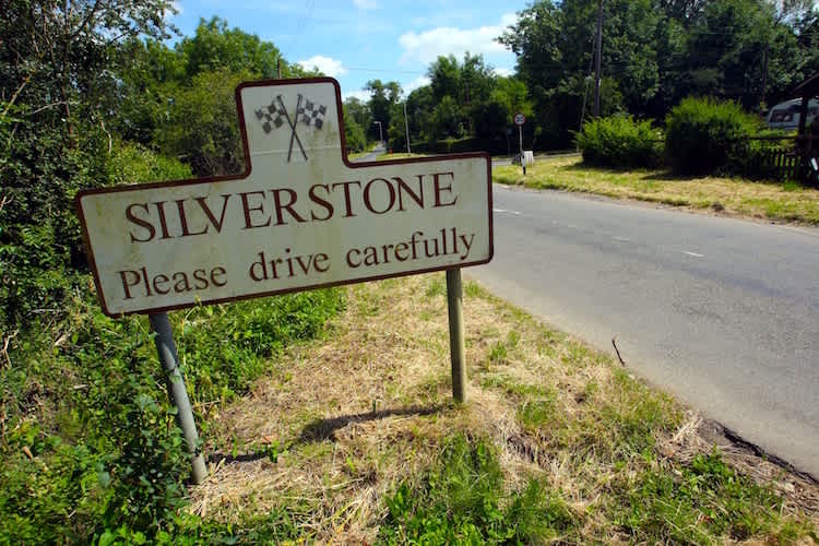 Am Ortseingang von Silverstone