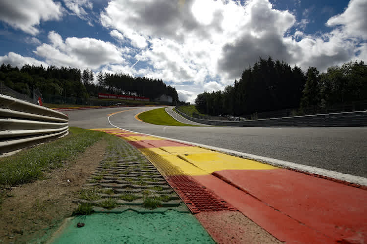 In der Eau-Rouge-Senke von Spa-Francorchamps