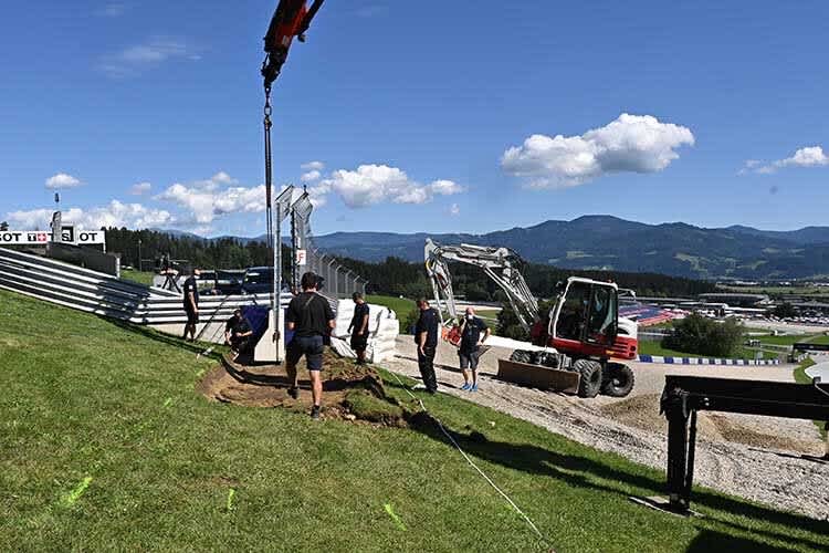 Hier ist auf der Wiese eingezeichnet, wie lange die Mauer sein wird