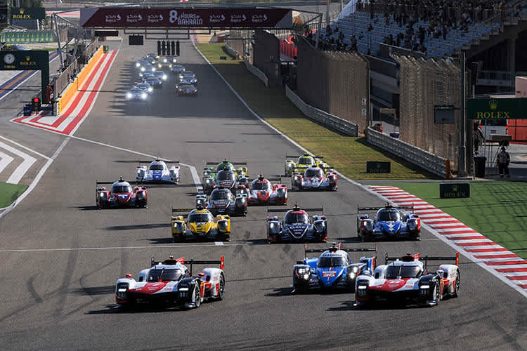 WEC 2021 in Bahrain, Startfoto: In der FIA WEC fahren Prototypen (vorne) und GT-Rennwagen wie Ferrari 488 GTE und Porsche 911 RSR 