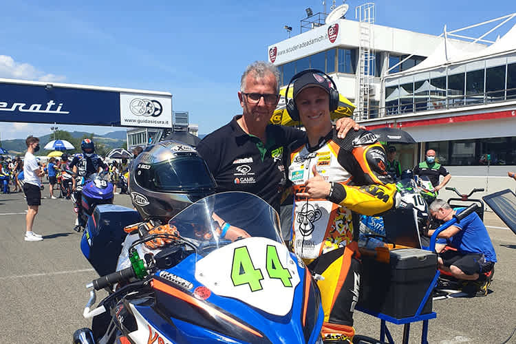 2R-Teamchef Roberto Antonelli (li.) mit Chris Stange