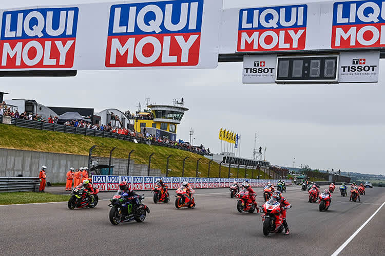 Alex Espargaró (ganz links) fuhr mit der Aprilia erstmals aus der ersten Reihe los