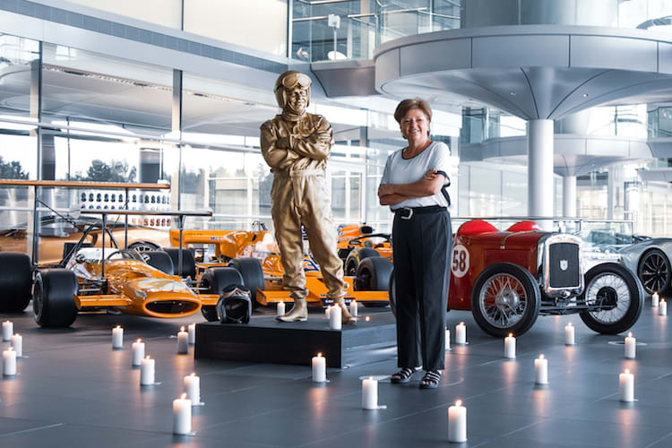 Amanda McLaren mit der Statue ihres Vaters