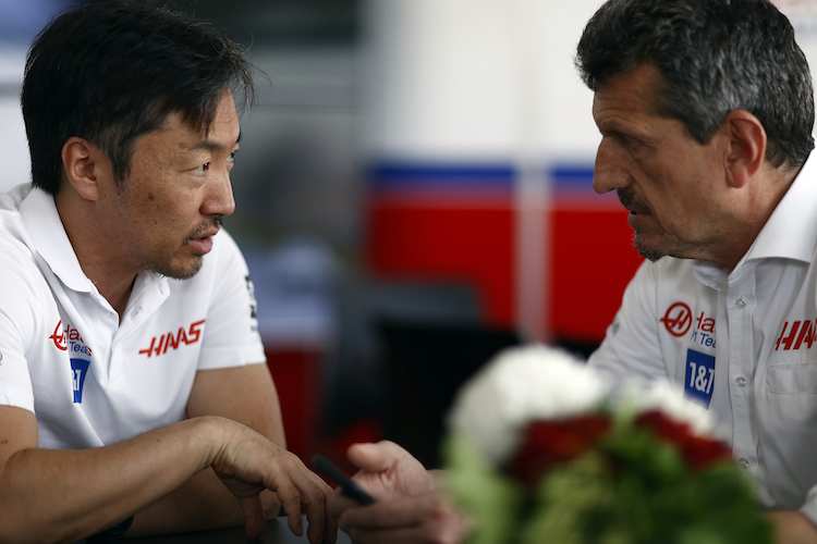 Haas-Teamchef Günther Steiner (rechts) mit Ingenieur Ayao Komatsu