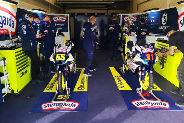 Die Box des Sterilgarda Max Racing Teams in Doha ist bereits eingerichtet