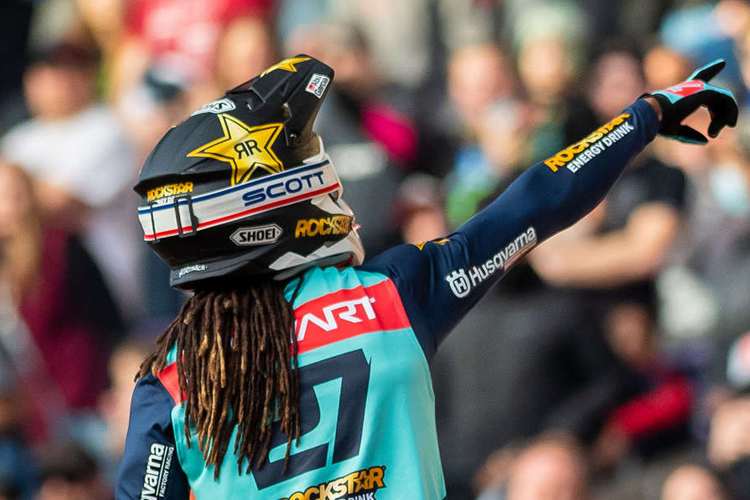 Mookies Markenzeichen sind seine wehenden Rastalocken