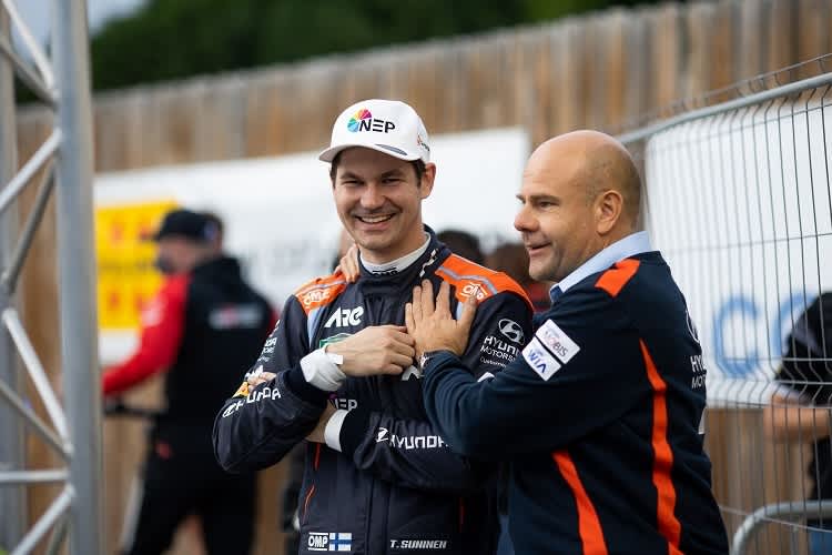   Teemu Suninien und Hyundai-Teamchef Andrea Adamo