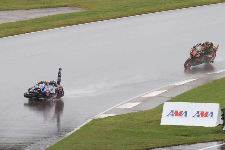 Cameron Petersen (Suzuki) stürzt in Rennen 1... und gewinnt am Ende