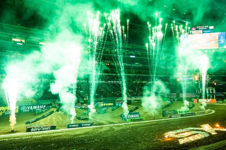 Supercross in den USA ist eine gewaltige Show, hier in Indianapolis