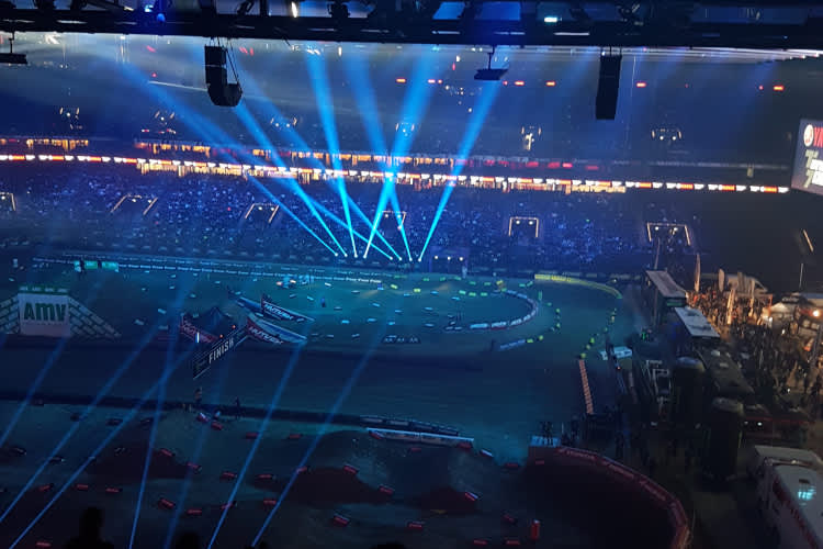 Die La Défense Arena verwandelt sich wieder in eine Supercross-Strecke