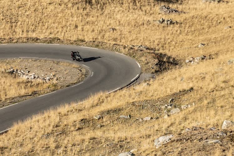 In Tirol verboten: Kurvenschwingen mit einer Ducati Multistrada 1260, wie sie auch die österreichische Polizei fährt 