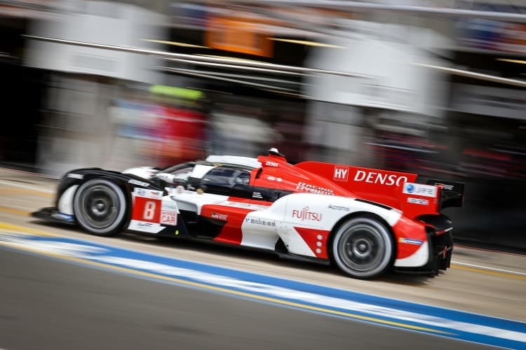 Der Toyota GR010 Hybrid von Buemi/Hirakawa/Hartley führt die 24h Le Mans an