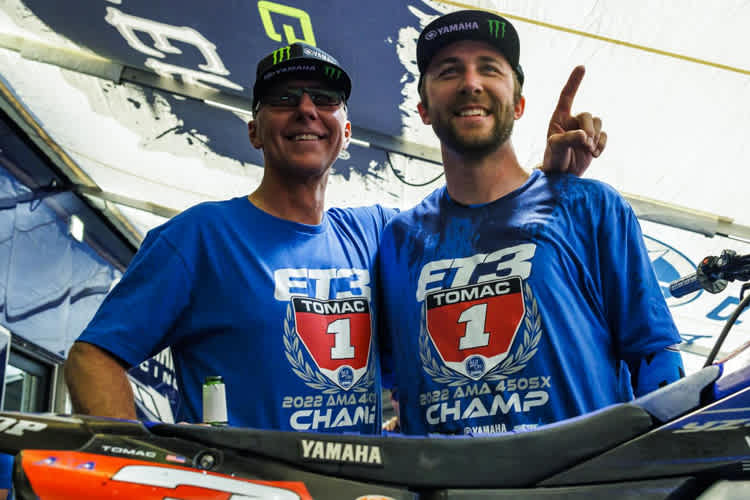 Eli Tomac mit Vater und Mountainbike-Legende John Tomac