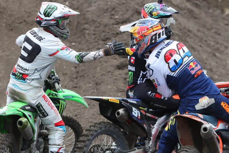 Nach harten Zweikämpfen bleiben die Protagonisten dennoch sportlich