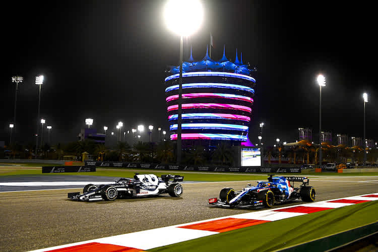 Yuki Tsunoda gegen Fernando Alonso