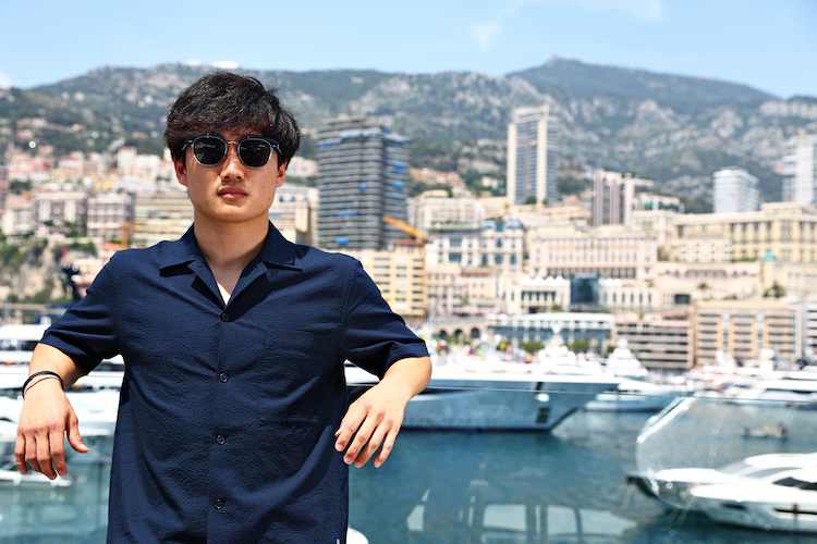 Yuki Tsunoda vor Lewis Hamilton