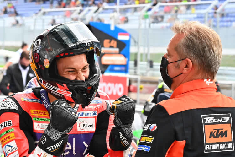 Jubel bei Lukas Tulovic und seinem Teamchef Hervé Poncharal