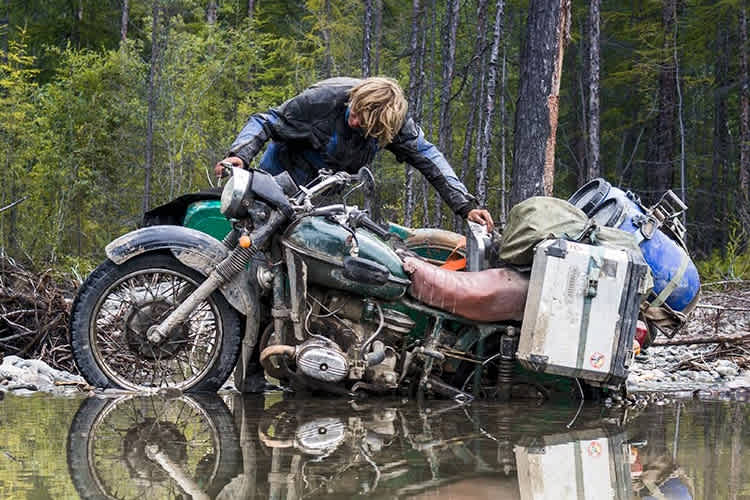 Ural-Gespann im Schlamm