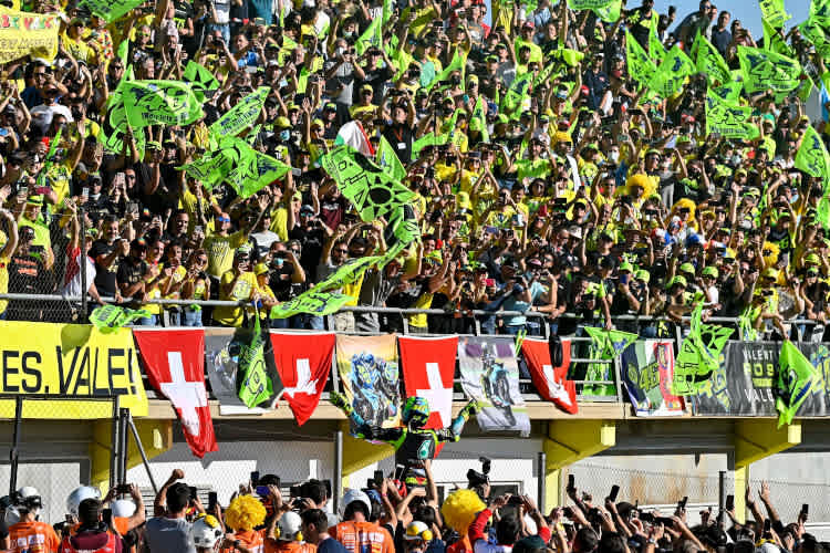 Valentino Rossi ließ sich von seinen Fans feiern