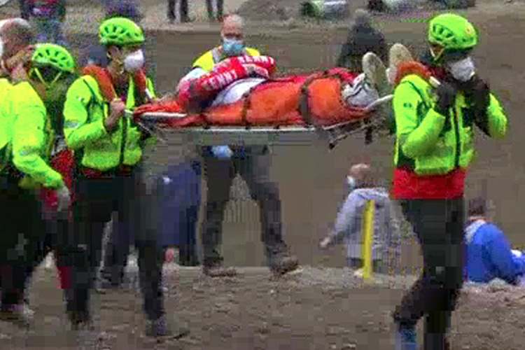 Jeremy van Horebeek wird ins Medical Center von Pietramurata abtransportiert 