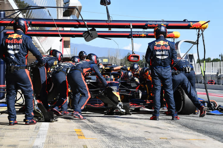 Max Verstappen und seine Jungs beim Wintertest in Barcelona