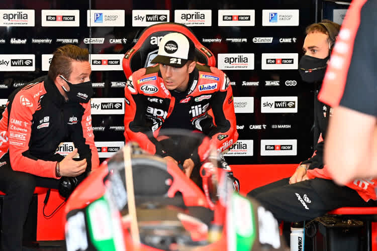 Maverick Viñales im Gespräch mit Crew-Chief Giovanni Mattarollo (links)