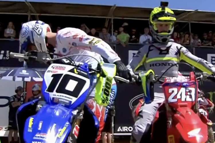 Calvin Vlaanderen (#10) und Tim Gajser (#243) am Start zum ersten Lauf