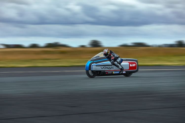 Max Biaggi will auf der stromlinienförmigen Voxan Wattmann die 330 km/h knacken