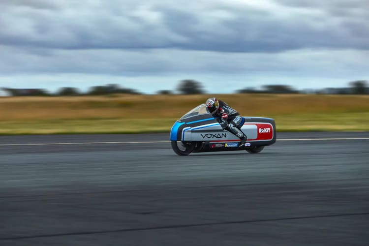 Mehr als 400 km/h erreichte Max Biaggi auf der stromlinienförmigen Voxan