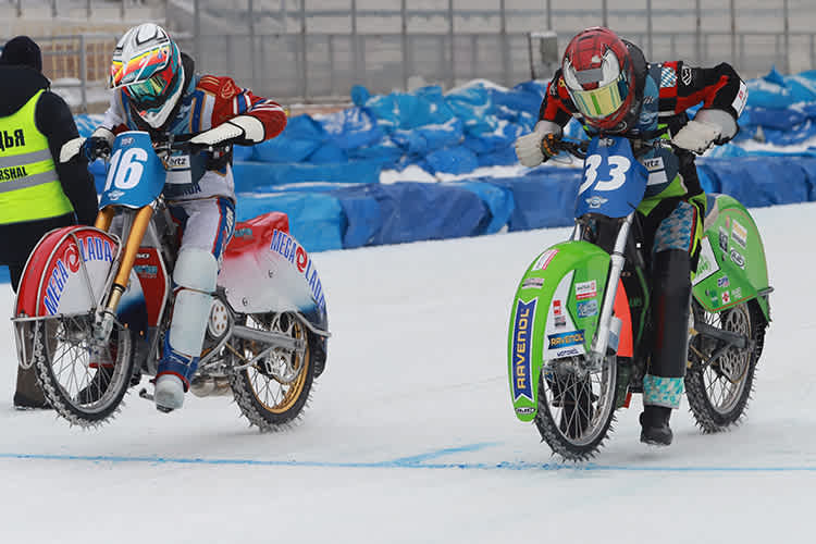 Hans Weber (re.) mit der Eigenbau-Gabel