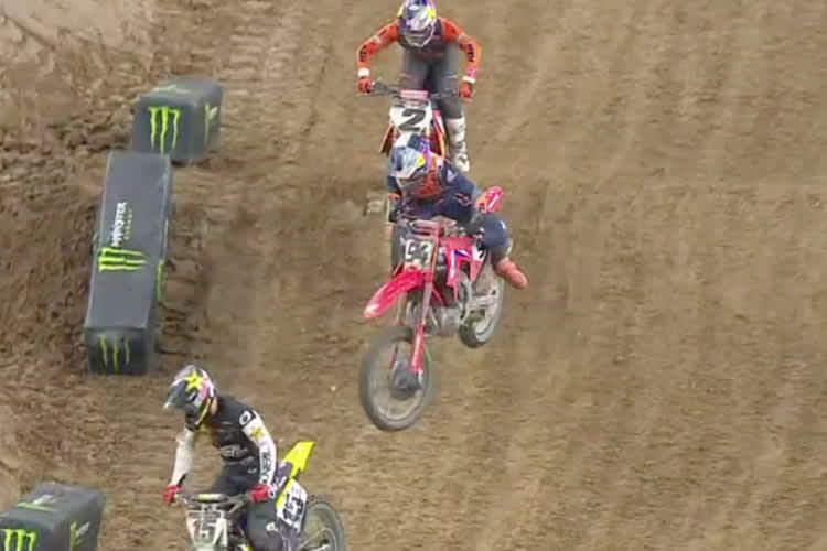 Ken Roczen weiß nicht mehr, wohin er noch ausweichen soll und strauchelt, während Webb aufrückt