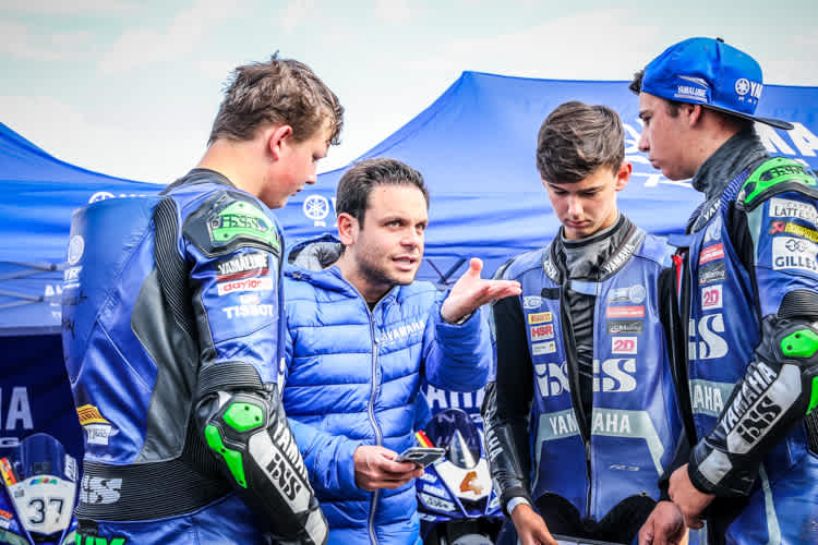 Sandro Cortese (2.v.l.) erklärt, wo es langgeht