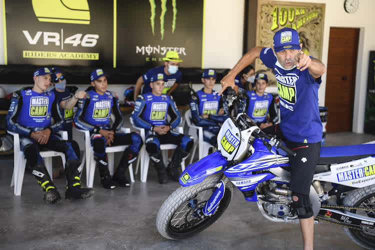 Den Nachwuchspiloten stehen im VR46 Master Camp erfahrene Coaches zur Seite