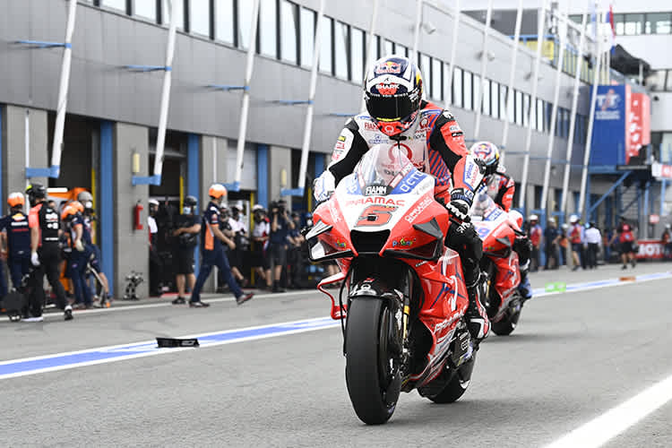 Die Gegner hingen sich bereits in der Boxengasse an Zarco