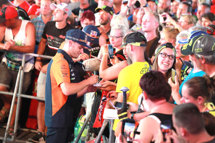 Brad Binder mit den Fans am Sachsenring