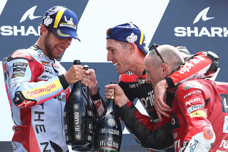 Le Mans: Bastianini (li.) feiert mit Aleix Espargaró und Miller