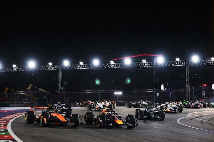 Max Verstappen geht an Lando Norris vorbei