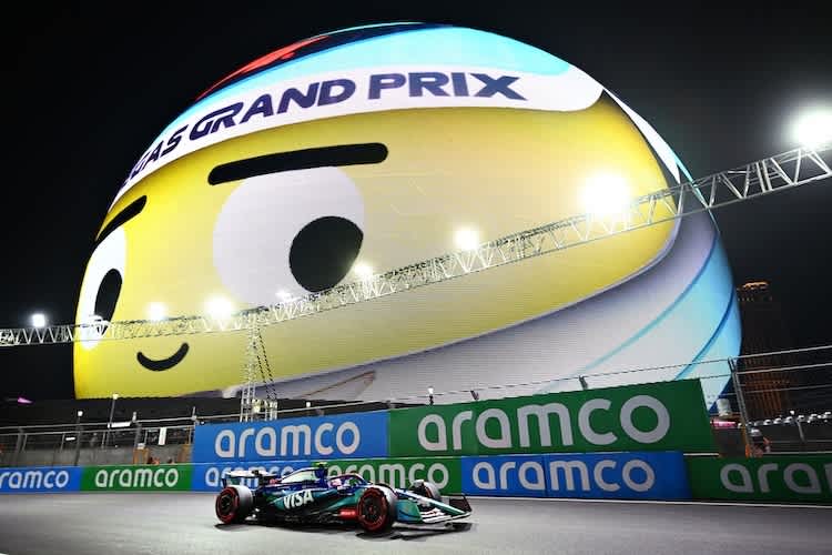 The Sphere guckt aufmerksam zu