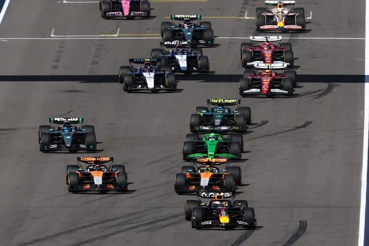 Max Verstappen in Texas vor den beiden McLaren