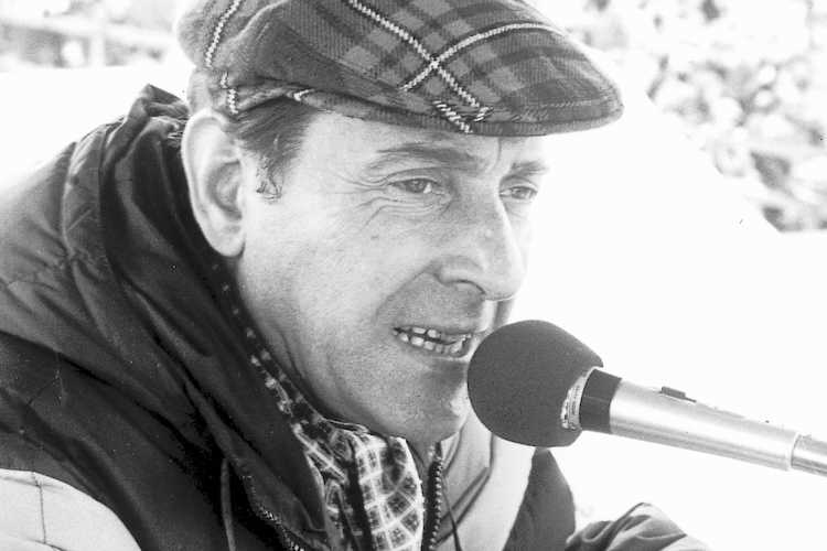 Jochen Luck in Aktion: 1968 in der alten Sprecherkabine am Nürburgring