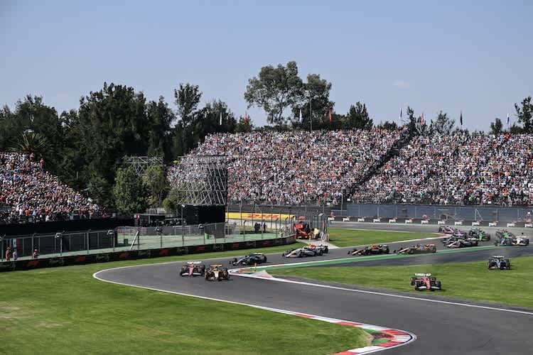 Durcheinander kurz nach dem Start zum Grossen Preis von Mexiko