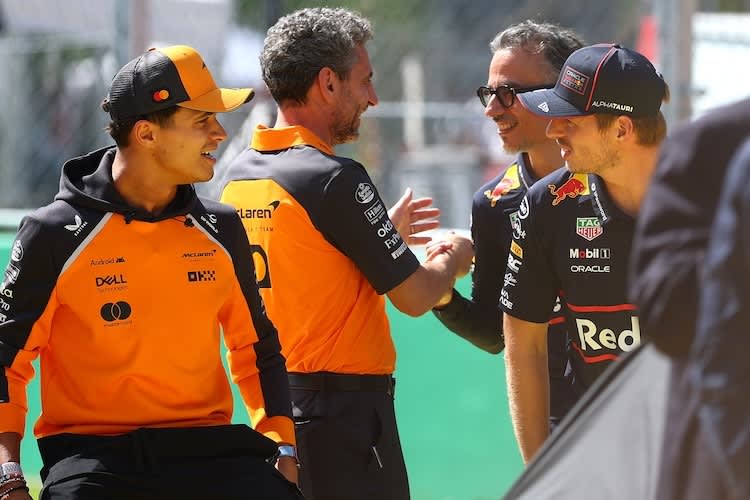 Lando Norris, Andrea Stella, Laurent Mekies und Max Verstappen