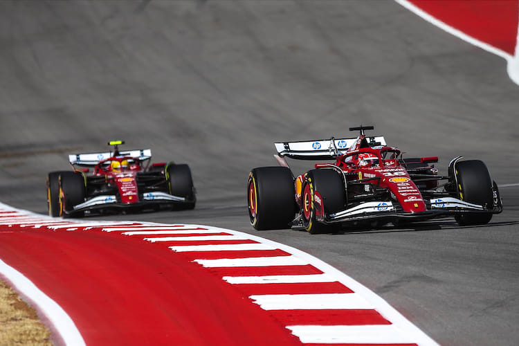 Charles Leclerc vor Lewis Hamilton